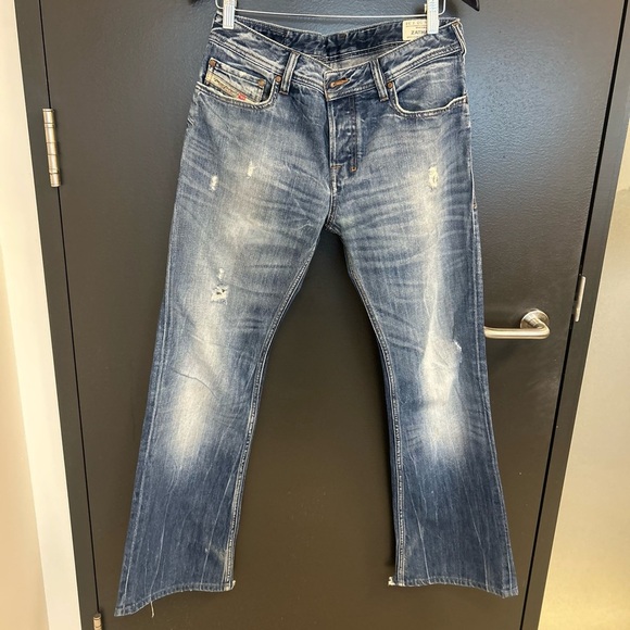 Diesel .”Zathan” size 30/34 EUC intentional
Tiny paint dots on leg- wide leg - Picture 4 of 16